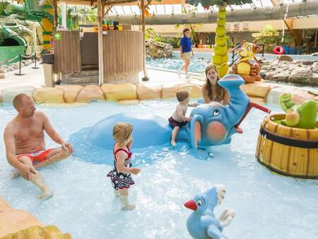 Kleinkinderbecken "Kinder-Junglebad" im Schwimmbad des Ferienparks Landal De Lommerbergen