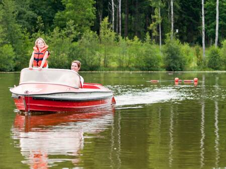 Mieten Sie ein Elektroboot beim Bootsverleih im Ferienpark Landal De Reeuwijkse Plassen