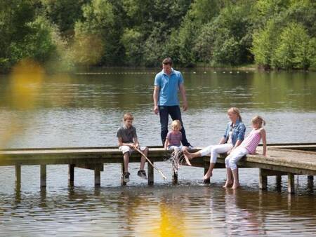 Angeln von einem Steg im Erholungssee im Ferienpark Landal De Vlegge