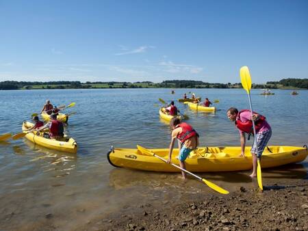 Kanufahren auf dem Fluss De Berkel in der Nähe des Ferienparks Landal De Vlinderhoeve