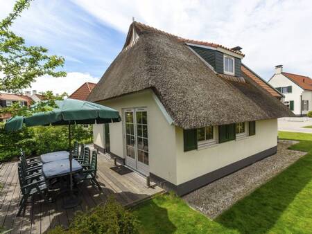 Freistehendes Ferienhaus mit Reetdach im Ferienpark Landal Domein de Schatberg