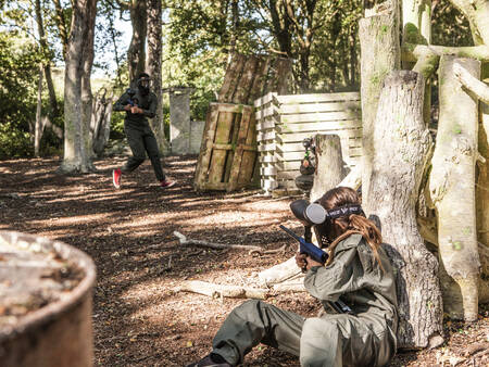 2 Personen spielen Paintball im Ferienpark Landal Domein de Schatberg