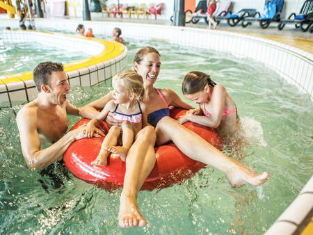 Familie schwimmt in den Stromschnellen des Schwimmbades von Landal Domein de Schatberg