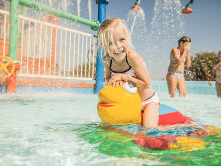 Kinder spielen im Außenpool des Ferienparks Landal Domein de Schatberg