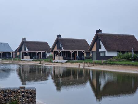 Ferienhäuser mit Strand rund um einen See im Ferienpark Landal Drentse Lagune