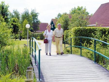 Paar geht über eine Brücke im Ferienpark Landal Duc de Brabant