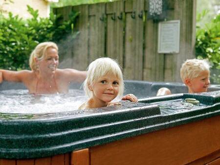 Familie in einem Whirlpool im Ferienpark Landal Duc de Brabant