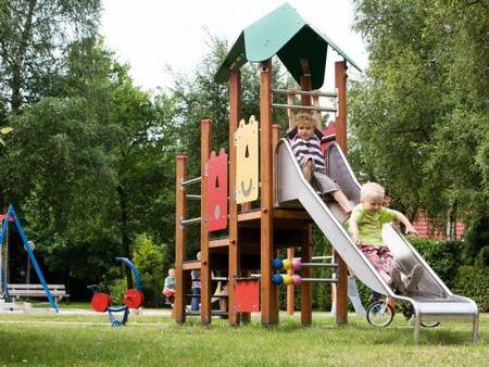 Kinder spielen auf dem Spielplatz im Ferienpark Landal Duc de Brabant