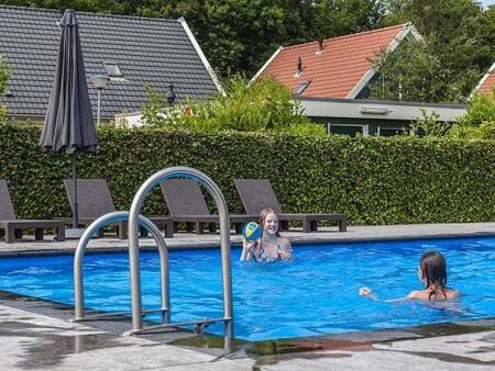 Schwimmen im Außenpool des Ferienparks Landal Duinpark 't Hof van Haamstede