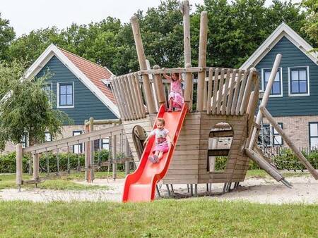 Kinder spielen auf einem Spielplatz im Ferienpark Landal Duinpark 't Hof van Haamstede