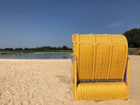Liegestuhl am Strand des Erholungssees Landal Dwergter Sand