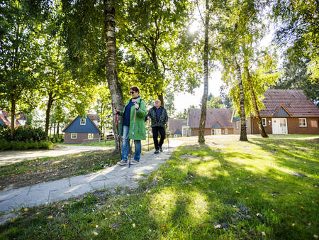 Wandern zwischen den Ferienhäusern im Ferienpark Landal Dwergter Sand