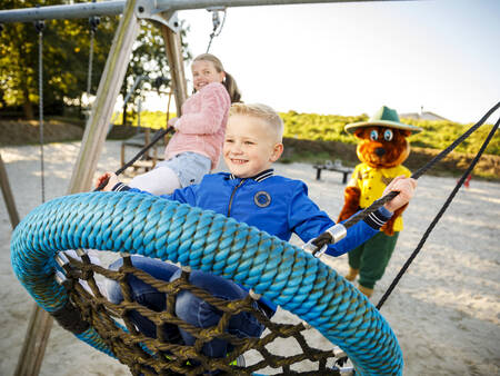 Schaukeln Sie auf einem Spielplatz im Ferienpark Landal Dwergter Sand