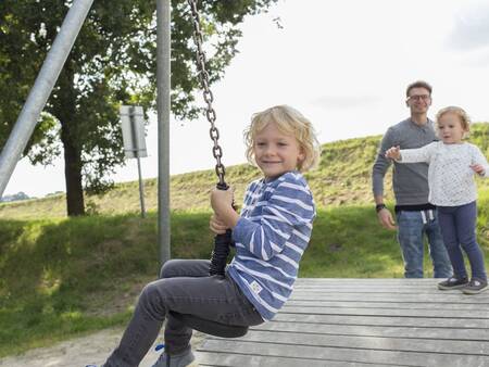 Seilbahn auf einem Spielplatz im Ferienpark Landal Dwergter Sand