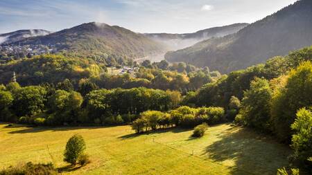 Die wunderschöne Hügellandschaft mit Wäldern rund um den Ferienpark Landal Eifel Prümtal