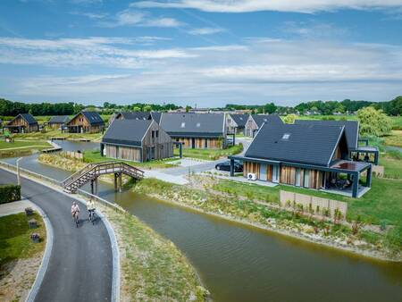 Ferienhäuser und eine Brücke über einen Kanal im Ferienpark Landal Elfstedenhart