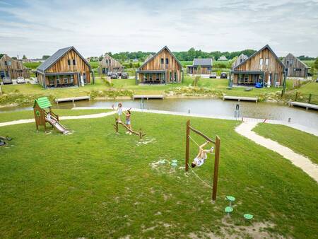 Kinder spielen auf einem Spielplatz im Ferienpark Landal Elfstedenhart