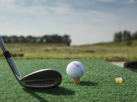 Spielen Sie Golf auf dem Golfplatz des Ferienparks Landal Esonstad