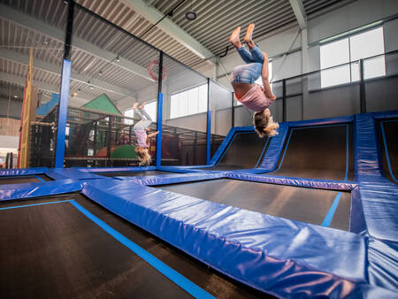 Ein Kind auf dem Trampolin im Indoor-Spielparadies des Ferienparks Landal Esonstad