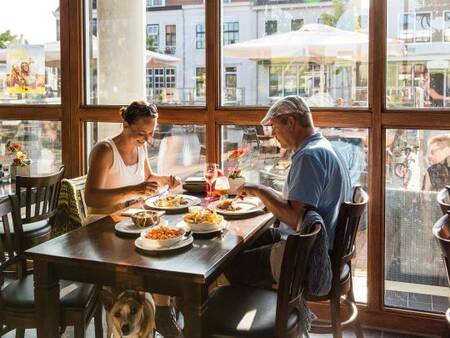 Paar isst in einem Restaurant im Ferienpark Landal Esonstad