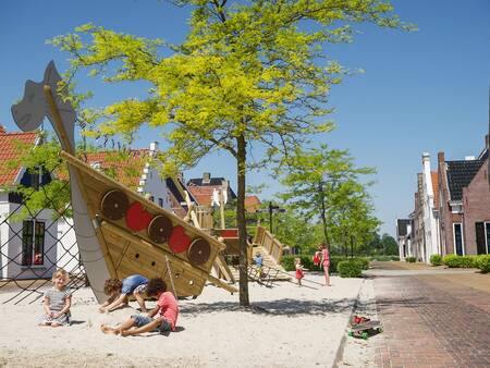 Kinder spielen auf dem Spielplatz im Ferienpark Landal Esonstad