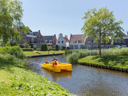 Familie auf einem Tretboot auf einem Kanal des Ferienparks Landal Esonstad