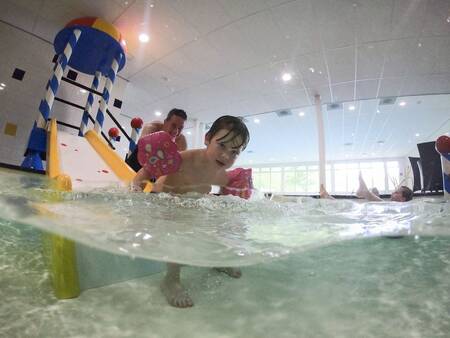 Rutschen Sie im Planschbecken des Schwimmbads im Ferienpark Landal Landgoed Aerwinkel