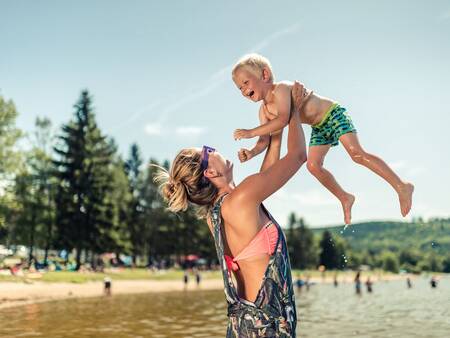Frau mit Kind am Erholungsstrand des Ferienparks Landal Waterpark Marina Lipno
