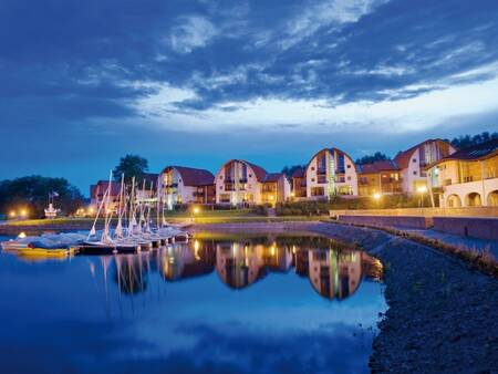 Nachtfoto des Lipno-Sees und des Landal Waterpark Marina Lipno