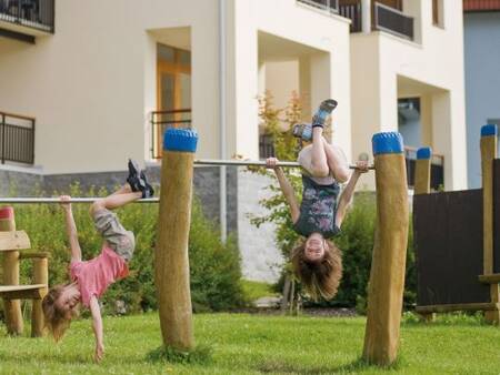 Kinder spielen auf einem Spielplatz im Ferienpark Landal Waterpark Marina Lipno