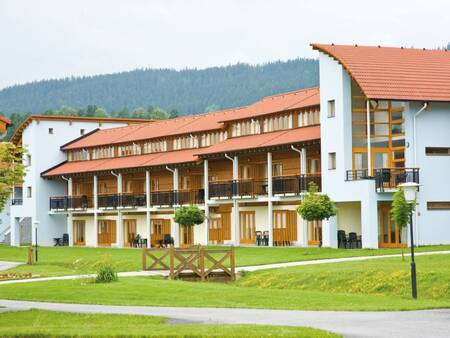 Ein Apartmentkomplex im Ferienpark Landal Waterpark Marina Lipno