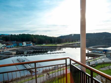 Blick vom Balkon einer Wohnung auf Landal Waterpark Marina Lipno