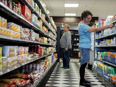 Die Leute kaufen im Supermarkt von Landal Ferienhäuser Rønbjerg ein