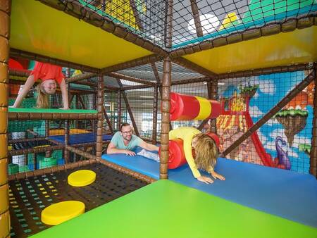 Kinder spielen auf dem Indoor-Spielplatz von Landal Ferienhäuser Rønbjerg