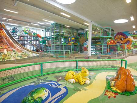 Überblick über den großen Indoor-Spielplatz von Landal Ferienhäuser Rønbjerg