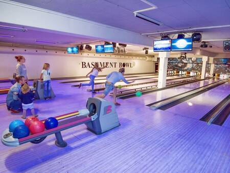 Eine Partie Bowling auf der Bowlingbahn von Landal Ferienhäuser Rønbjerg