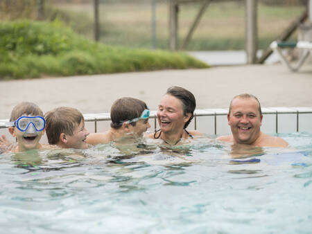 Menschen im Freibad des Landal Ferienhäuser Rønbjerg