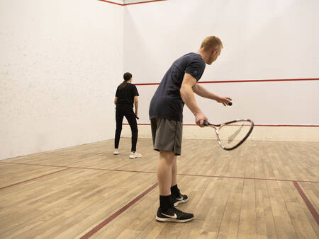 Squash spielen auf dem Squashplatz von Landal Ferienhäuser Rønbjerg