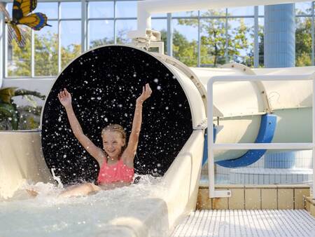 Mädchen auf der Rutsche im Schwimmbad von Landal Vakantiepark Søhøjlandet