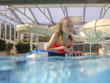 Mädchen schwimmt im Pool des Landal Ferienparks Søhøjlandet