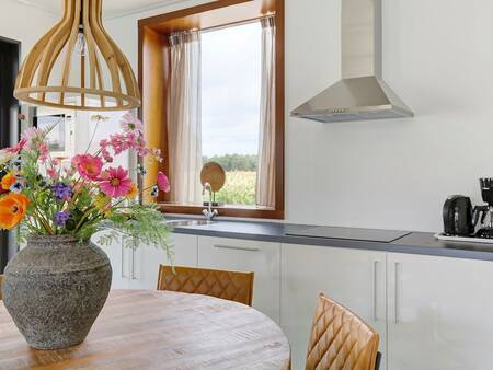 Esstisch in der Küche eines Ferienhauses im Landal Vakantiepark Sallandse Heuvelrug