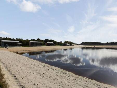 Freizeitsee mit Sandstrand im Landal Ferienpark Sallandse Heuvelrug