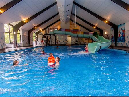 Hallenbad mit langer Rutsche im Landal Ferienpark Sallandse Heuvelrug