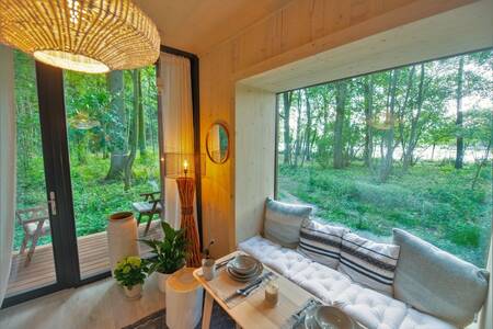 Blick aus dem Wohnzimmer eines Ferienhauses im Ferienpark Landal Forest Resort Your Nature
