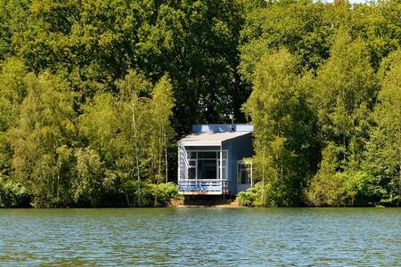 Ferienhaus mit Balkon über dem Wasser im Ferienpark Landal Forest Resort Your Nature