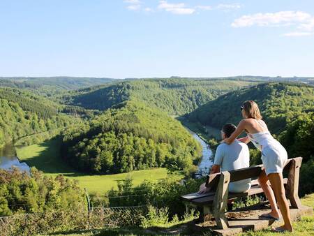 Landal Glamping Neufchâteau - Paar genießt den Blick über die Ardennen