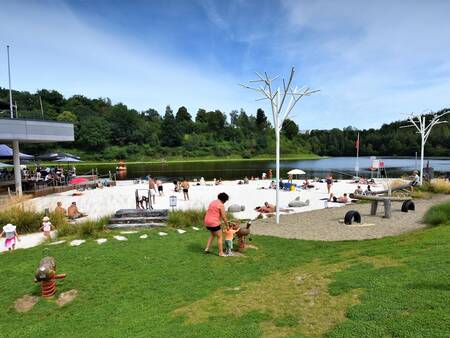 Menschen am Erholungsstrand in der Nähe des Ferienparks Landal Glamping Neufchâteau