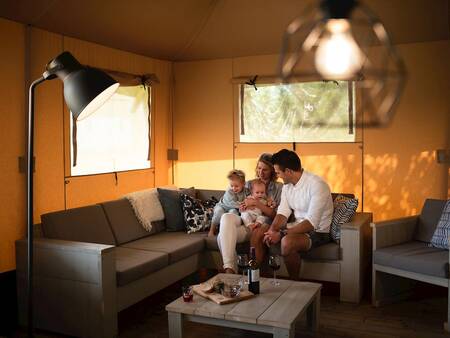 Wohnzimmer in einem Safarizelt im Ferienpark Landal Glamping Neufchâteau