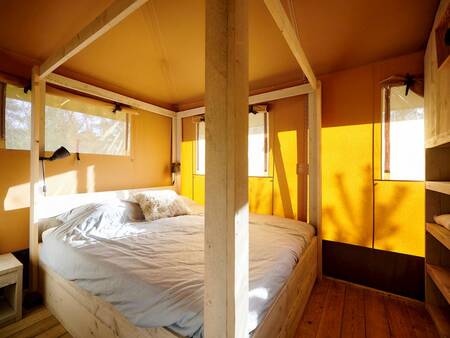 Schlafzimmer in einem Safarizelt im Ferienpark Landal Glamping Neufchâteau