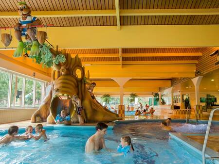 Gemeinsam schwimmen im Hallenbad des Ferienparks Landal Heideheuvel